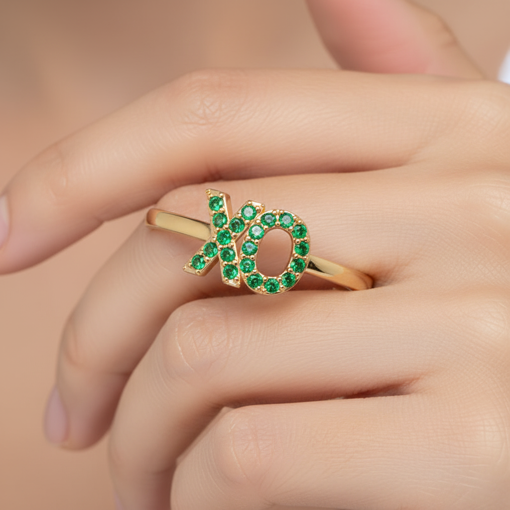 Xo Emerald Pav Ring With Hugs And Kisses Design - Eight